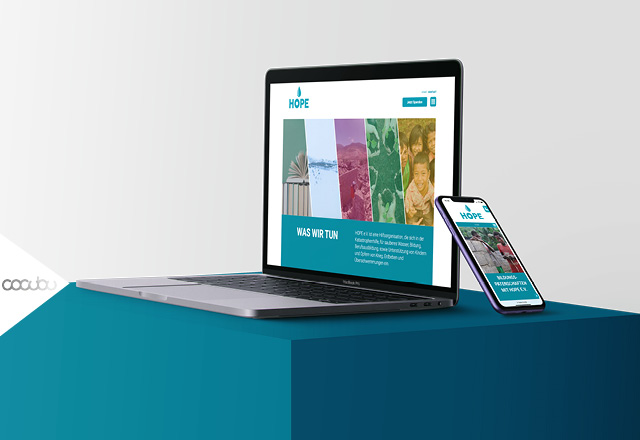 Hope e.V. Ditzingen, Monitor und Handy mit Titelseite der webseite ge&ouml;ffnet auf Podest